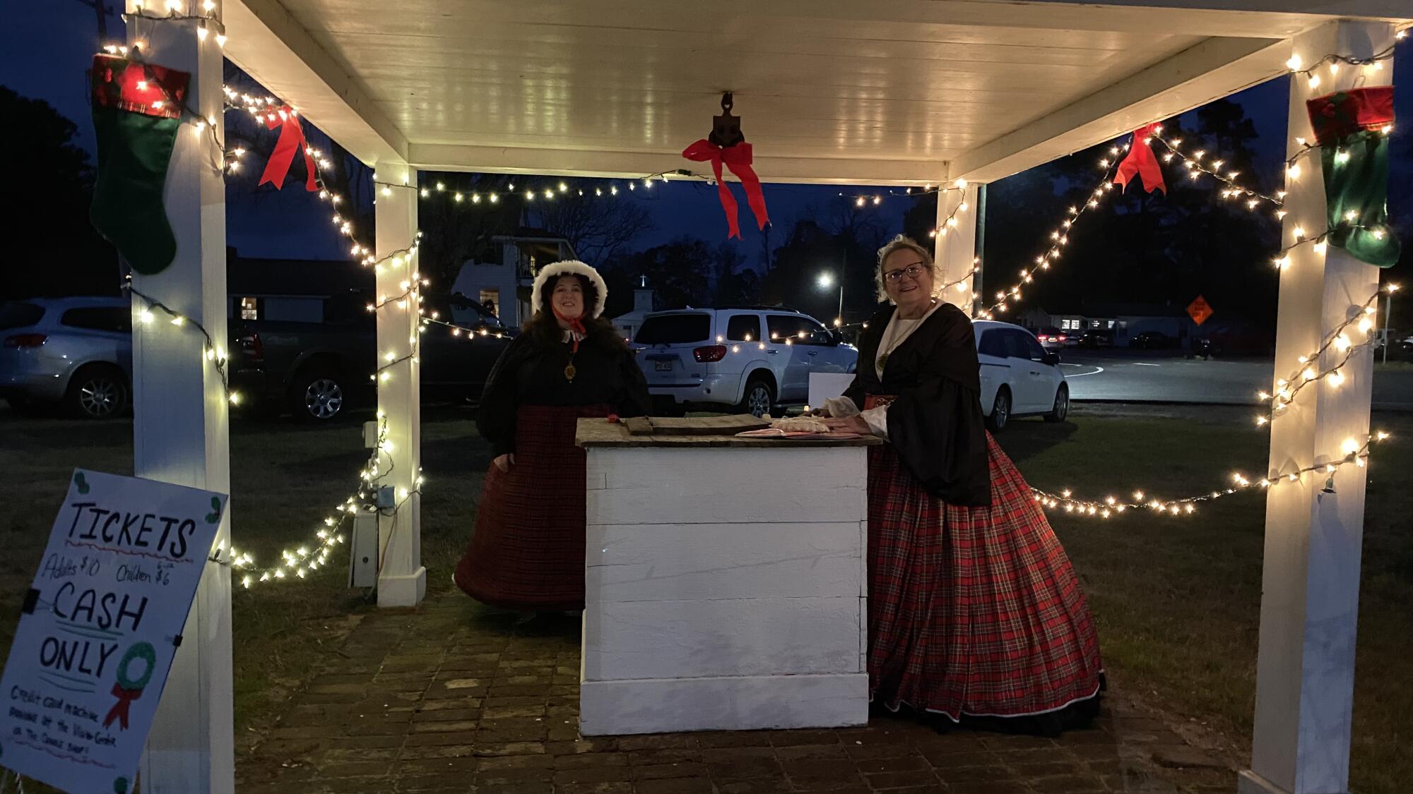 Christmas & Candlelight puts a merry glow in Historic Washington