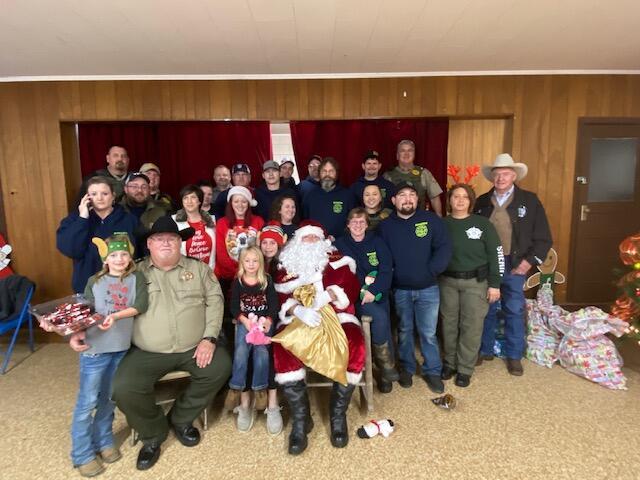 Bingen Firemen, HCSO Deputies Escort Santa on Visit to Area Children
