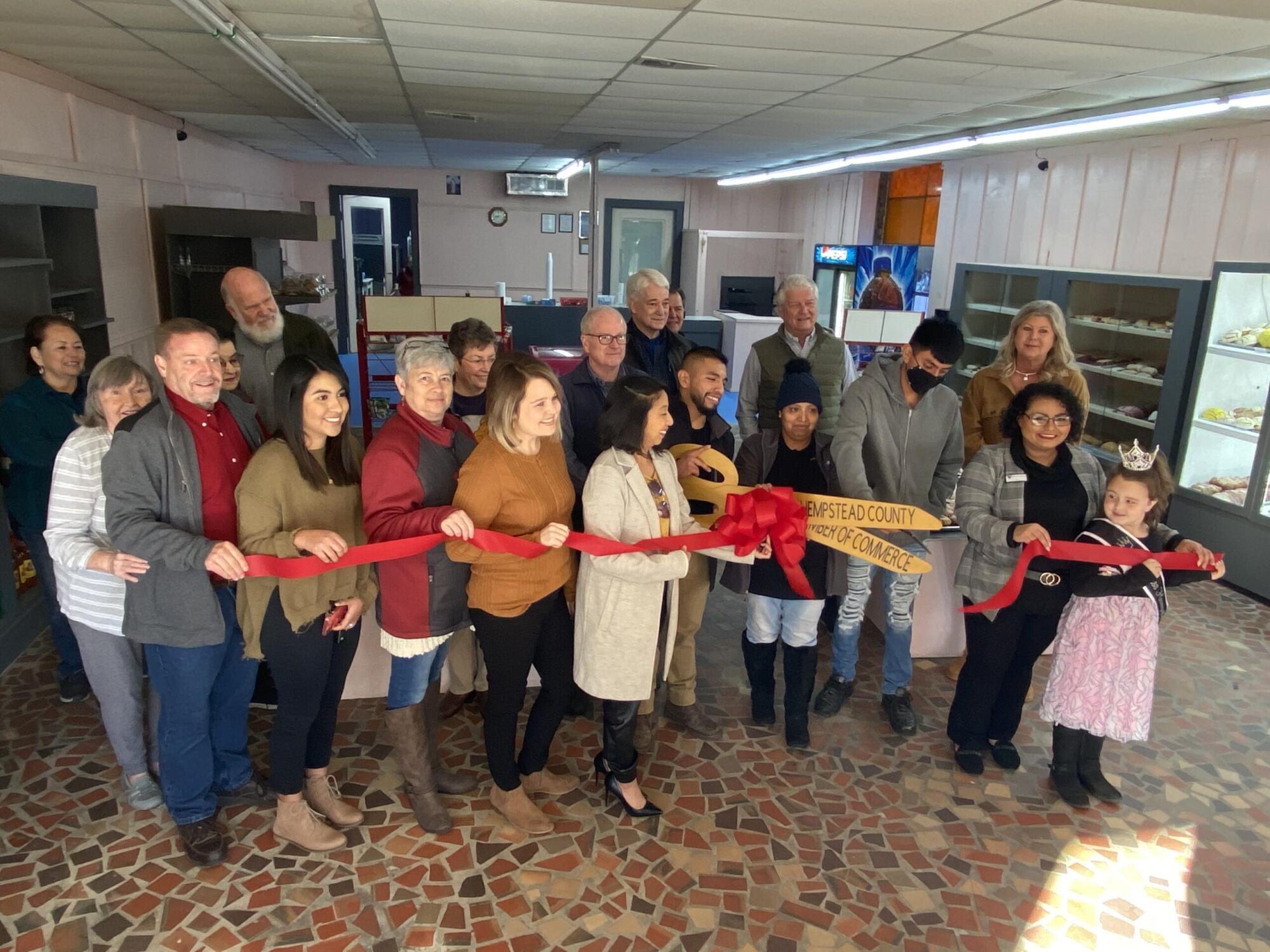A Sweet Treat on Elm Street: New Bakery, Dos Caminos, Cuts Ribbon